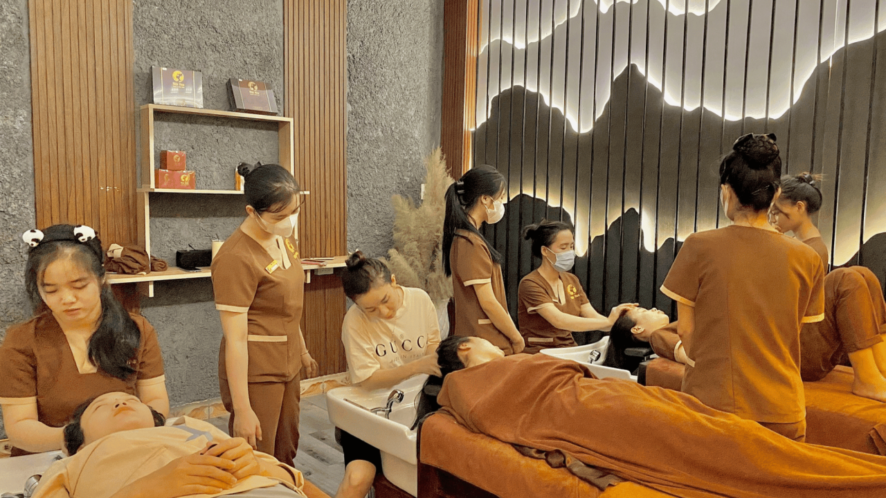 Nhân viên gội đầu dưỡng sinh cho khách hàng