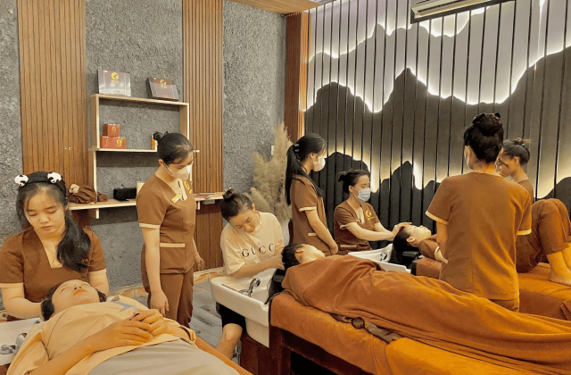 Nhân viên gội đầu dưỡng sinh cho khách hàng
